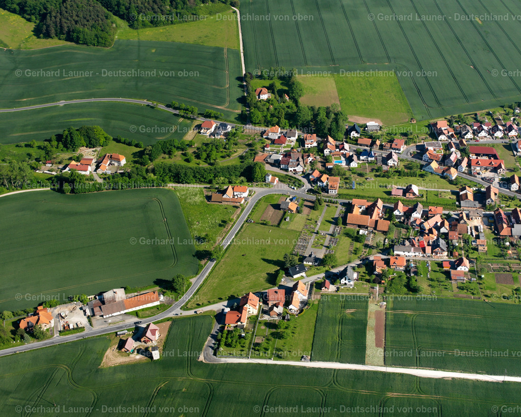 2634601 | MARTINFELD 09.06.2006 Landwirtschaftliche Nutzflächen und Feldgrenzen  umsäumen das Siedlungsgebiet des Dorfes in Martinfeld im Bundesland Thüringen, Deutschland // Agricultural land and field boundaries surround the settlement area of the village  in Martinfeld in the state Thuringia, Germany Foto: Gerhard Launer