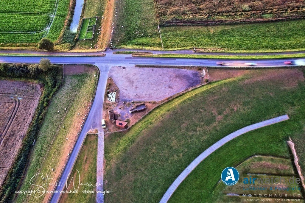 Nordsee, Nordfriesland, Nordstrand, Pohnshalligkoog - airwatch.de | Der Pohnshalligkoog ist der jüngste bewohnte Koog der Halbinsel Nordstrand in Schleswig-Holstein. Er ist als Ortsteil der Gemeinde Nordstrand angehörig. Die Pohnshallig, eine ehemalige Hallig, wurde durch die Burchardiflut im Jahre 1634 von der Insel Alt-Nordstrand abgerissen. Im 18. und 19. Jahrhundert wurden sukzessive ehemalig besiedelte Landstriche neu bedeicht und die Insel Stück für Stück neu in Richtung Osten ausdehnte. Im Jahr 1924 erfolgte die Eindeichung der Pohnshallig, nachdem die unbewohnte Hallig zeitweise durch die Schobüller zur Heugewinnung genutzt worden war.