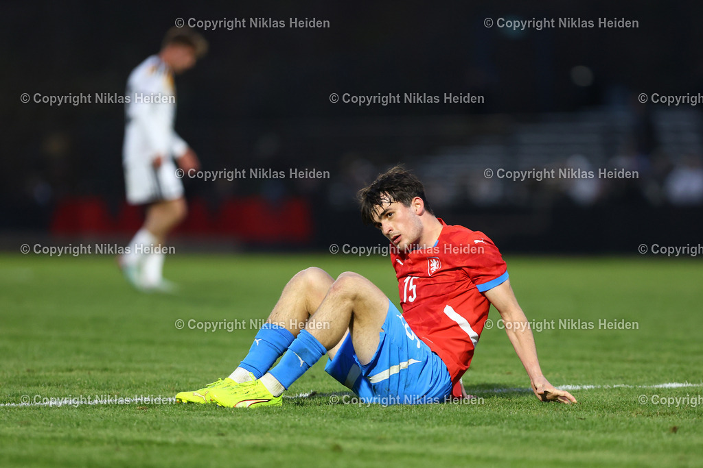 NH_DeutschlandU20_TschechienU20_Länderspiel_26032026 | #15 George Hamza (Tschechien U20) nach dem Abpfiff enttäuscht am Boden.Fußball I Junioren I Länderspiel (Nationalmannschaft) I Saison 2025-2026 I Freundschaftsspiel I Deutschland U20 - Tschechien U20 I 26.03.2026 I Poststadion Berlin
