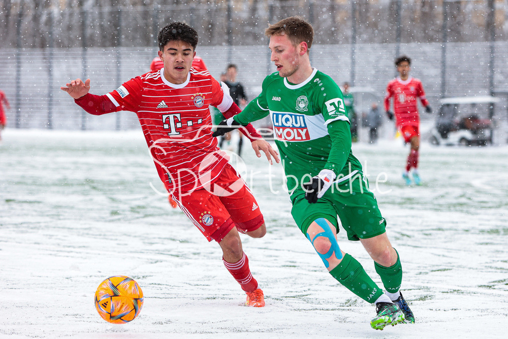 FC Bayern Amateure - VfB Eichstätt | Angelo BRUECKNER (FCB #2) im Duell mit Luca OHELER (VfB #3)