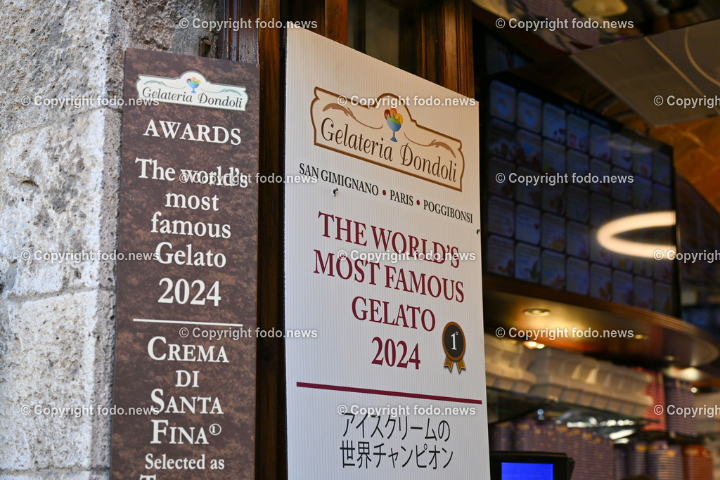 Italien_ Toskana_ San Gimignano_ 31.05.2024-76 | 31.05.2024, Italien, ITA, Toskana, San Gimignano im Bild Stadtansichten Gebäude, Architektur, Touristen, Historisch, Souvenir, Ansichten der berühmten Stadt San Gimignano in der Toskana-Italien - View of the famous town San Gimignano in Tuscany-ItalySan Gimignano ist eine italienische Kleinstadt in der Toskana mit einem mittelalterlichen Stadtkern. San Gimignano wird auch die Stadt der Türme genannt. Die Stadt liegt in der Provinz Siena. Sie gehört neben Florenz, Siena und Pisa zu den von Touristen meist besuchten Zielen in der Toskana.