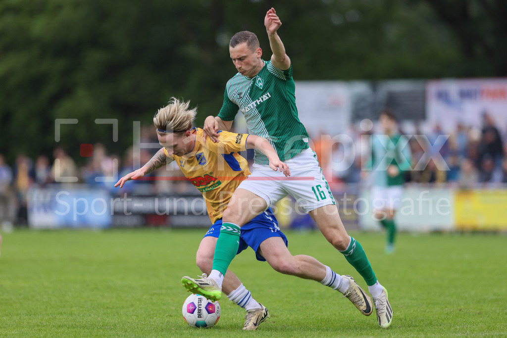 Fussball, Relegation Regionalliga Nord, SV Werder Bremen II - Holstein Kiel II | v.li.: Marco Drawz (SV Todesfelde, 17) und Maik Lukowicz (SV Werder Bremen II, 16) im Zweikampf, Duell, Dynamik, Aktion, Action, Spielszene