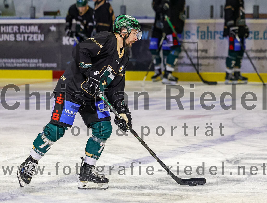 2025-11-30_019_TSV_Erding_gegen_EC_Peiting | Erding, Deutschland, 30.11.2025:Eishockey, Oberliga Süd 2025 / 2026, 22. Spieltag, TSV Erding gegen EC Peiting, Endergebnis: 5:1Philipp Michl (Erding Gladiators, #77)Foto: Christian Riedel / fotografie-riedel.net