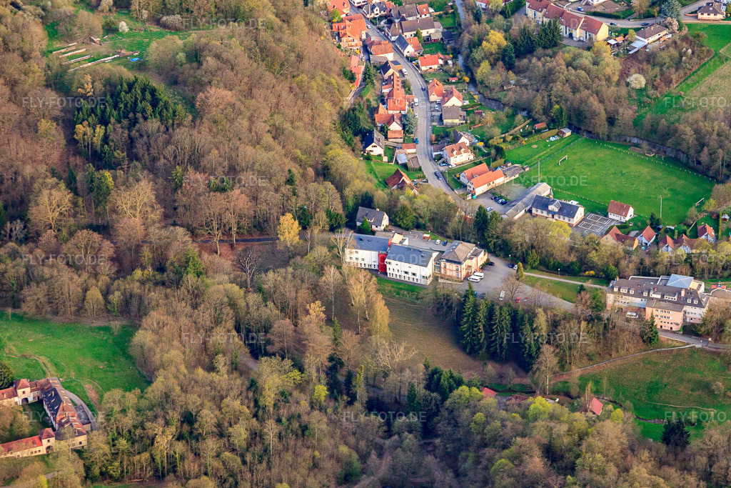 Luftbild: Rue de la Vallée im Ortsteil Weiler in Wissembourg im Bundesland Bas-Rhin in Frankreich.Foto: IMG_56568.jpg vom 17.04.2013 durch Werner Riehm/FLY-FOTO.deAuflösung des Originals: 4752 x 3168 pxla ville de Wissembourg (Alsace - France)