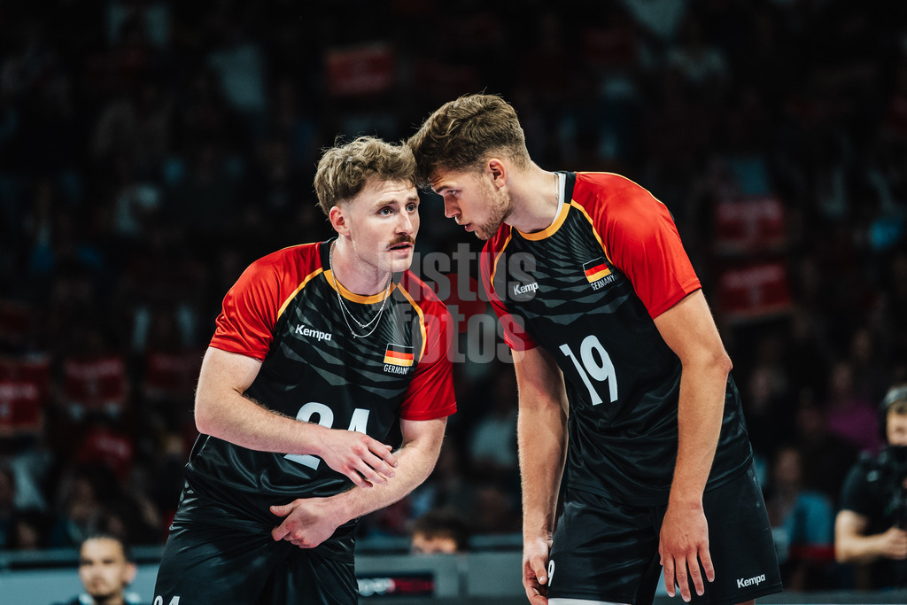 Volleyball | Männer | Testspiel | Deutschland vs. Italien | 26.05.2025 | v.l. Eric Burggräf (#24, Deutschland) und Erik Röhrs (#19, Deutschland) sprechen sich ab
