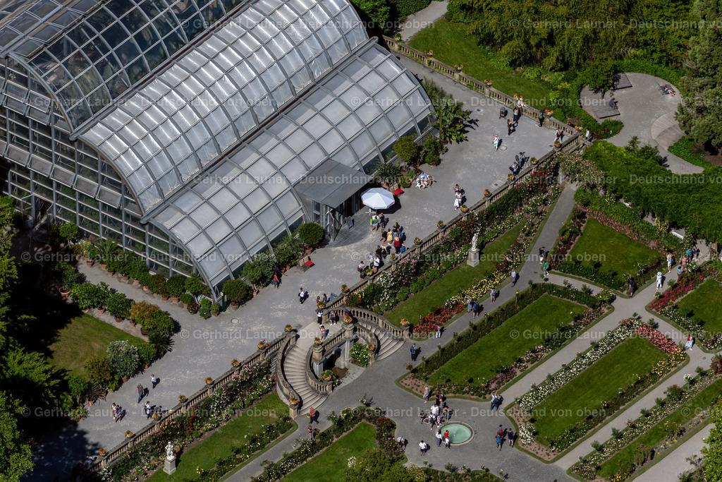 4032030 | INSEL MAINAU 12.06.2020 Eingang zum Palmenhaus auf der Insel Mainau am Bodensee im Bundesland Baden-Württemberg, Deutschland. Weiterführende Informationen bei: Mainau GmbH. // Entrance to the palm house on the island of Mainau on Lake Constance in the state Baden-Wuerttemberg, Germany. Further information at: Mainau GmbH. Foto: Gerhard Launer