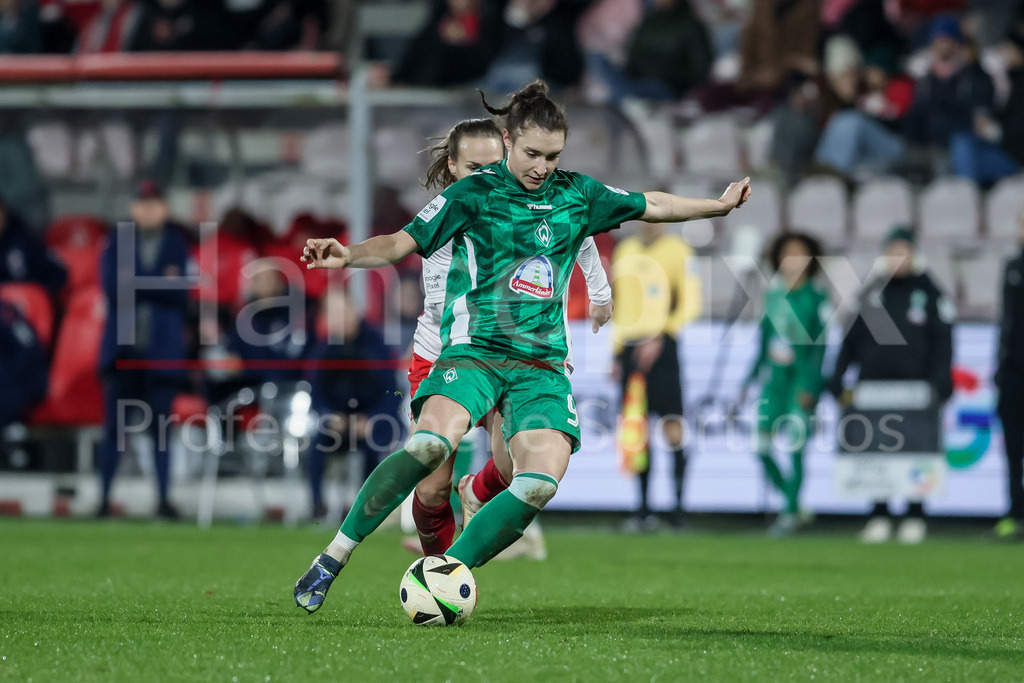 Fussball, Google Pixel Frauen-Bundesliga, 1. FC Köln - SV Werder Bremen | v.li.: Sophie Weidauer (SV Werder Bremen, 9) am Ball, Einzelbild, Ganzkörper, Aktion, Action, Spielszene, DIE DFB-RICHTLINIEN UNTERSAGEN JEGLICHE NUTZUNG VON FOTOS ALS SEQUENZBILDER UND/ODER VIDEOÄHNLICHE FOTOSTRECKEN. DFB REGULATIONS PROHIBIT ANY USE OF PHOTOGRAPHS AS IMAGE SEQUENCES AND/OR QUASI-VIDEO.