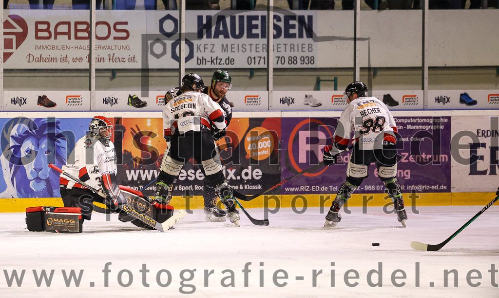 2024-03-08_031_TSV_Erding_gegen_EHC_Koenigsbrunn | Erding, Deutschland, 08.03.2024:
Eishockey, Bayernliga Playoffs 2023 / 2024, 1. Spieltag, TSV Erding gegen EHC Königsbrunn, Endergebnis: 3:0

Torwart Stefan Vajs (EHC Königsbrunn, #32), Luca Szegedin (EHC Königsbrunn, #13), Thomas Plihal (Erding Gladiators, #39), Julian Becher (EHC Königsbrunn, #98)

Foto: Christian Riedel / fotografie-riedel.net