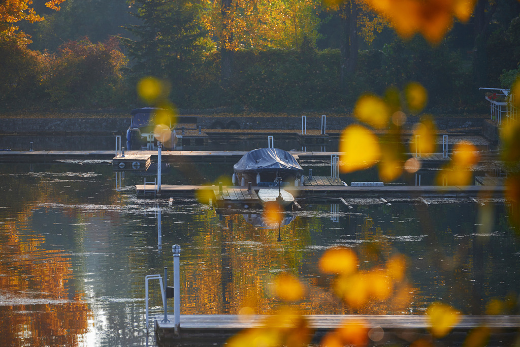 Blick vom Norbahndamm auf den kleinen Bootshafen | Wien, Austria - October 12, 2018: Blick vom Norbahndamm auf den kleinen Bootshafen. - Realisiert mit Pictrs.com