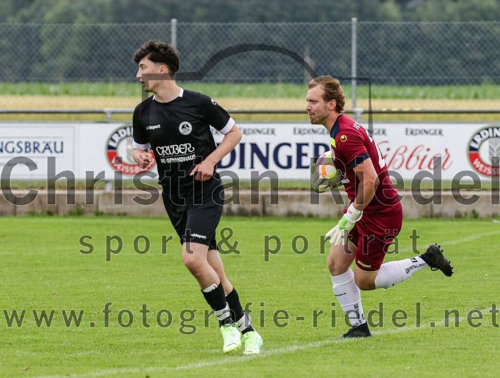 2023-07-02_028_SV_Walpertskirchen_gegen_FC_Herzogstadt | Walpertskirchen, Deutschland, 02.07.2023:
Fußball, Kreisliga 2023 / 2024, Testspiel, SV Walpertskirchen gegen FC Herzogstadt, Endergebnis: 

Benedikt Schießl (FC Herzogstadt, #13), Torwart Florian Leininger (FC Herzogstadt, #22)

Foto: Christian Riedel / fotografie-riedel.net