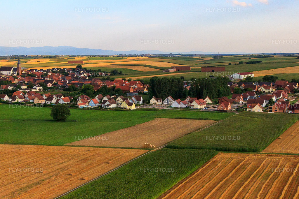 Vue aérienne: Rue de la Haute Vienne à Schleithal dans le département Bas Rhin, France – .Photo: IMG_59019.jpg prise le 04/08/2013 par Werner Riehm/FLY-FOTO.eu – Résolution de l'original: 4564 x 3043 px