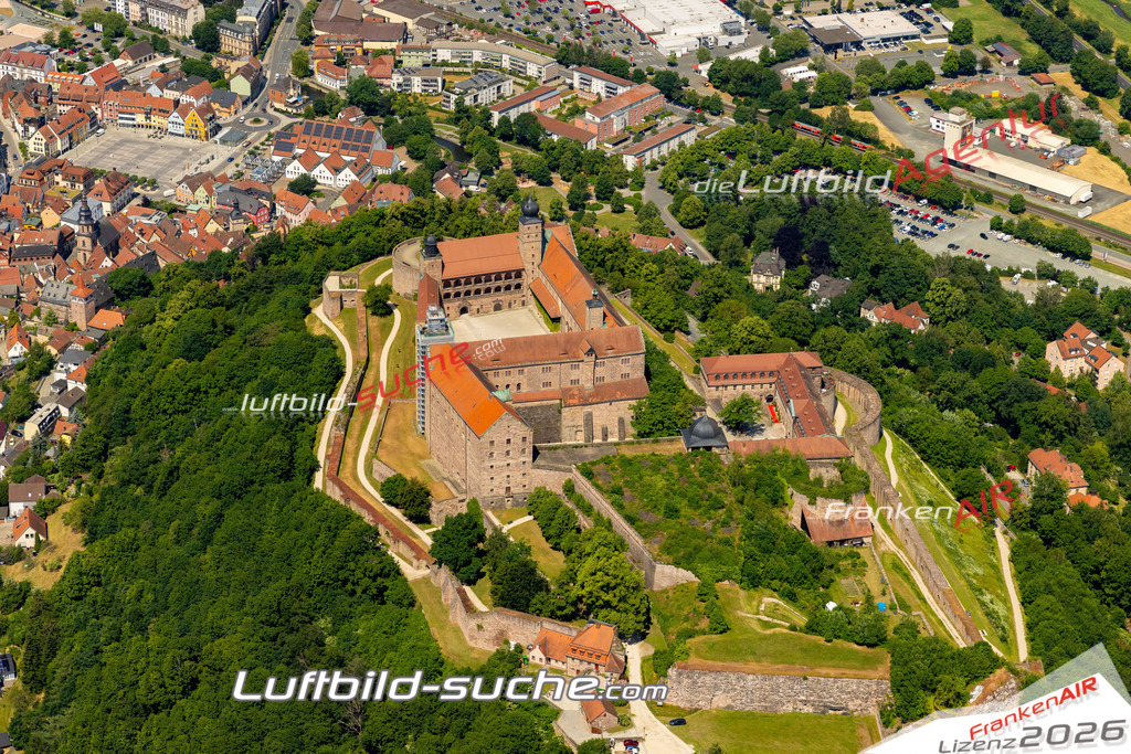 Das Luftbild zeigt : Plassenburg Kulmbach - Die Luftaufnahme wurde 2023 vom UL-Flugzeug aus erstellt ( keine Drohne ) - Hochauflösende Luftaufnahme - Für grossformatige Ausdrucke geeignet. Die Geschenkidee !Mit Lizenz und Bildrechte bestellbar