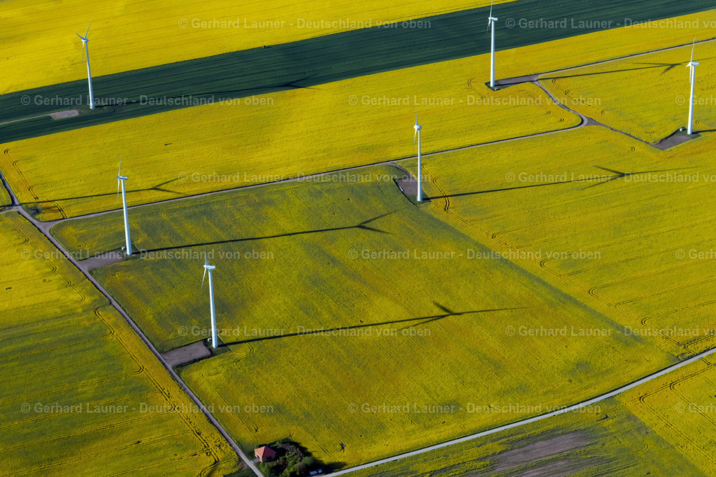 4026069 | KERSPLEBEN 06.05.2020 Windenergieanlagen ( WEA ) mit Windkraftanlagen in gelber Rapsblüte auf einem Feld in Kerspleben im Bundesland Thüringen, Deutschland. // Wind turbine windmills on a field in Kerspleben in the state Thuringia, Germany. Foto: Gerhard Launer