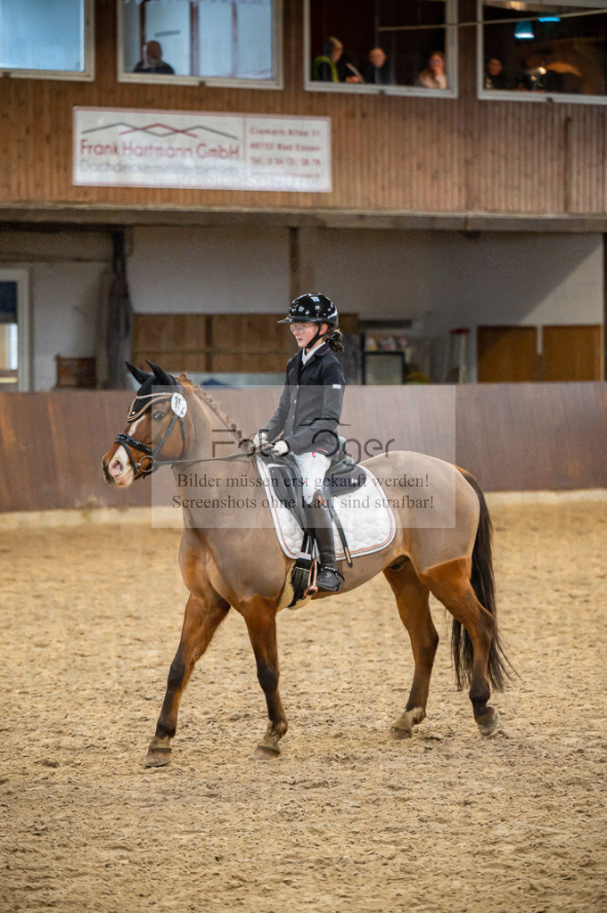 Hallenreittunier Voxtrup 2023 | Entdecke hochwertige Reitturnierfotos von Foto Oger. Professionell, emotional und authentisch – jetzt Lieblingsmomente im Shop bestellen.Deutschlandweite Turnierfotografie. - Realisiert mit Pictrs.com
