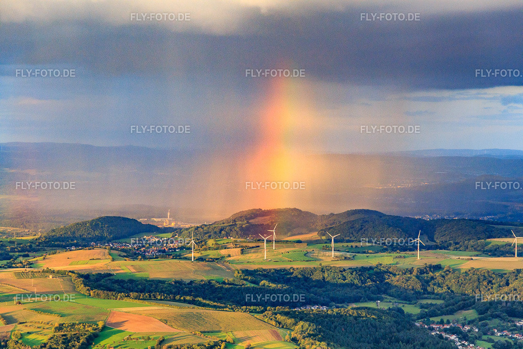 Windpark Merchingen vor einer Regenwand mit Regenbogen | Luftbild: Windpark Merchingen vor einer Regenwand mit Regenbogen im Ortsteil Merchingen in Merzig im Bundesland Saarland in Deutschland. Foto: IMG_149620.jpg vom 05.09.2025 durch Werner Riehm/FLY-FOTO.de - Realisiert mit Pictrs.com