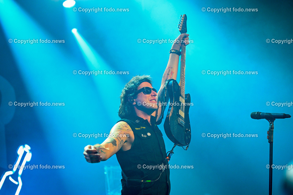 Posthof_ Turbobier_ Konzert_ 15.03.2024-51 | 15.03.2024, Linz, AUT, Posthof, Konzert Turbobier, im Bild Marco Pogo alias Dominik Wlazny (Saenger, Konzepter und Songwriter,  Gitarrist der oesterreichischen Punk-Rock-Band Turbobier, weiters Politiker der Bierpartei, Bezirksrat in Wien Simmering, Praesidentschaftskandidat, Arzt, Mediziner)