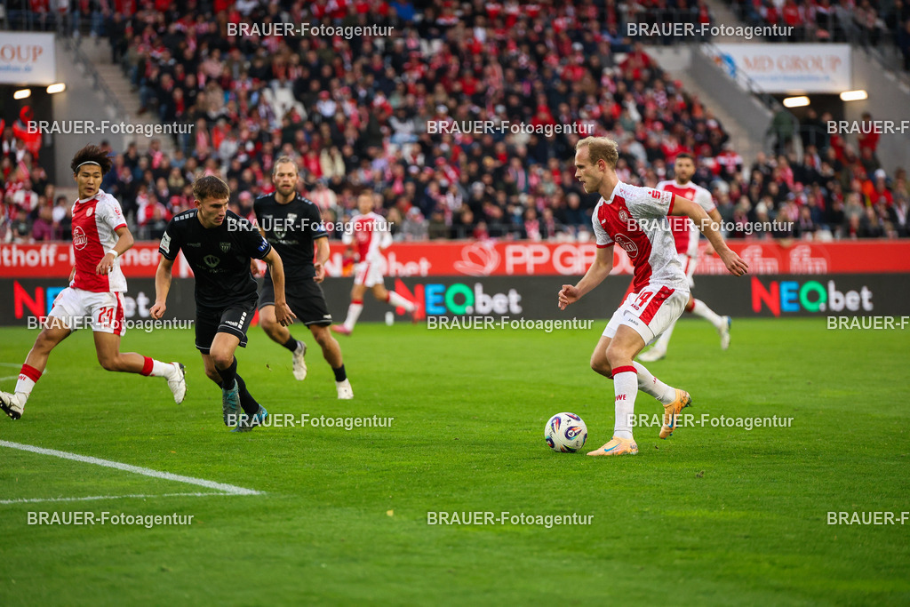 Rot-Weiss Essen - 1.Fc Schweinfurt | Essen, Deutschland, 02.11.2025 Lucas Brumme  (Rot-Weiss Essen) Einzelaktion während des 3.Liga Spiels zwischen  Rot-Weiss Essen und 1.Fc Schweinfurt am 02.11.2025 im Stadion an der Hafenstraße in Essen. (Foto von Timo Bluhmki-Schmidt/Brauer Fotoagentur
