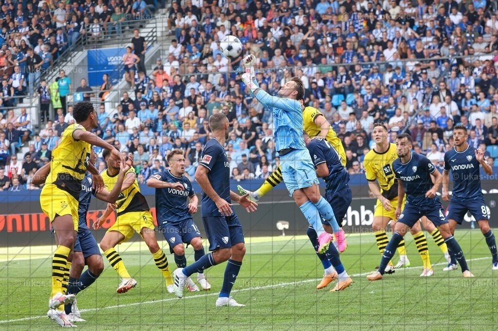 VfL Bochum - Borussia Dortmund 1:1 | Manuel Riemann am Ball. Am 26. August 2023 kam der VfL Bochum in der 1. Bundesliga gegen Borussia Dortmund zu einem 1:1. - Realisiert mit Pictrs.com
