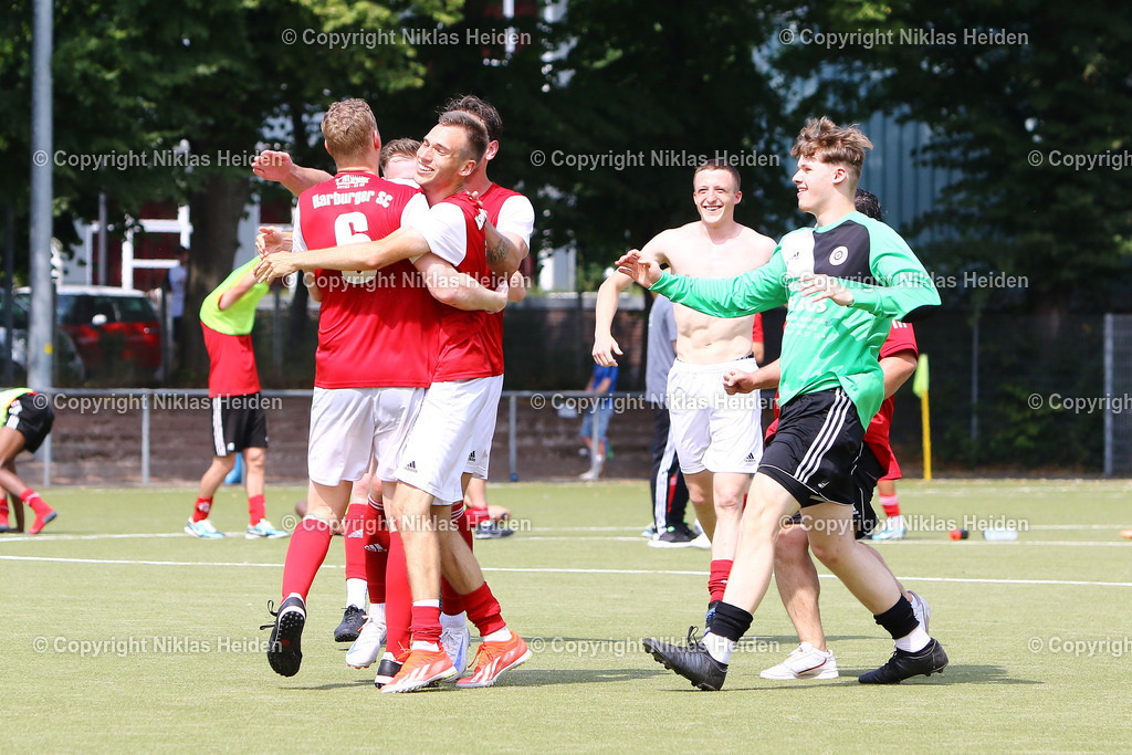 NH_KlubKosova_HarburgerSC_Testspiel_HarburgPokal_21072024 | Der Harburger SC bejubelt den Sieg beim Harburg-Pokal.Fußball I Herren I Testspiel (Harburg-Pokal) I Saison 2024-2025 I Klub Kosova - Harburger SC I 21.07.2024 I Sportplatz Alter Postweg