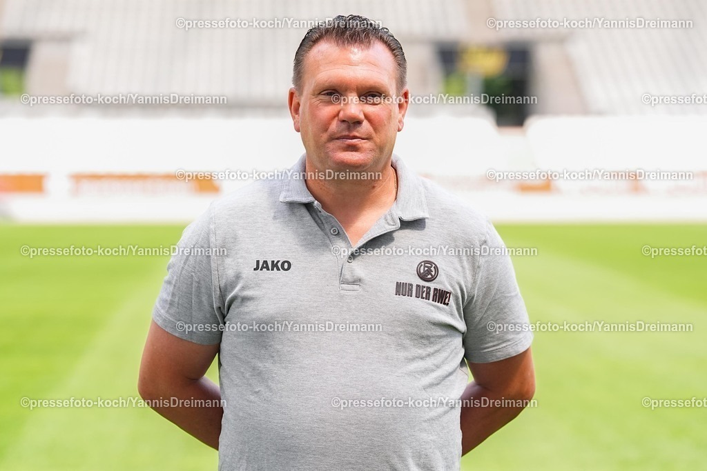 RWE22072501106 | Uwe Koschinat (Cheftrainer); Rot-Weiss Essen; 3.Liga, Porträttermin 2025/2026, 22.07.2025