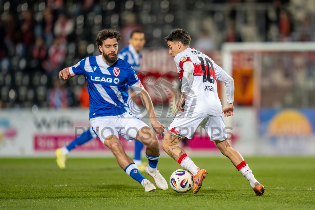 VfB Stuttgart II vs. FC Energie Cottbus, Fussball, 3.Liga, 27. Spieltag, Saison 2025/2026, 03.03.2026 | Nicolas Sessa (VfB Stuttgart II, #10) gegen Dominik Pelivan (FC Energie Cottbus, #05),VfB Stuttgart II vs. FC Energie Cottbus, Fussball, 3.Liga, 27. Spieltag, Saison 2025/2026, 03.03.2026Foto: photosbyphips/Philip Ziegler