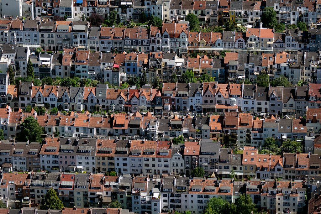 4029686 | BREMEN 01.06.2020 Stadtteilansicht des Wohngebietes des Stadtteils Neustadt im Süden von Bremen. Entlang der symmetrisch angelegten Straßen stehen historische und neue Mehrfamilienhäuser und Wohnanlagen. // View of the residential area of the Neustadt part in the South of  Bremen in Germany. Multi family homes and residential buildings are located along the symmetrically ordered streets. Foto: Gerhard Launer