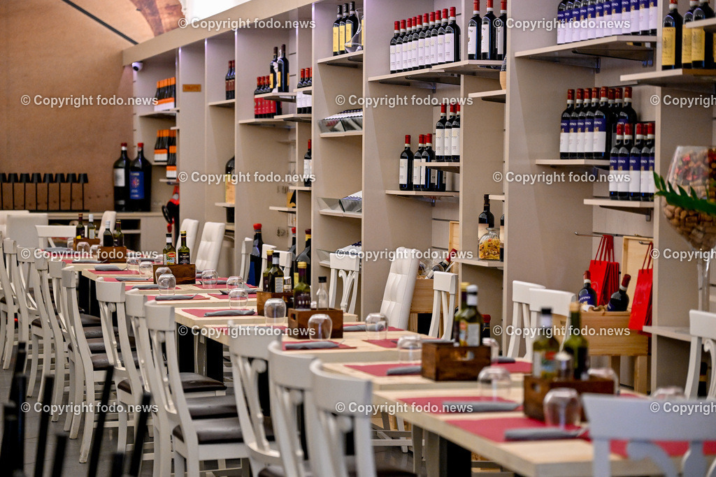 Italien_ Toscana_ Florenz_ 30.05.2024-34 | 30.05.2024, Italien, ITA, Toskana, Florenz im Bild Stadtansichten, Gebäude, Architektur, Touristen, Historisch, Souvenir, Altstadt, Museum, Statuen, Skulpturen, Piazza della Signoria, Statue David, Palazzo Vecchio, Neptunbrunnen, Piazza della Repubblica, Ponte Vecchio, Brücke, Uffizien, Kathedrale Santa Maria del Fiore, Arno, Fluß


Florenz, Firenze, ist eine italienische Großstadt. Nach Einwohnern ist sie die achtgrößte Stadt Italiens. Florenz ist die Hauptstadt sowie größte Stadt der Region Toskana und der Metropolitanstadt Florenz, in der etwa eine Million Menschen leben. Florenz ist für seine Geschichte berühmt. Leonardo da Vinci verbrachte große Teile seiner Jugend in Florenz, Michelangelo fand Unterschlupf in der Kirche der Medici, Galileo Galilei wohnte als Hofmathematiker in den Palästen der Medici. Von 1865 bis 1871 war die Stadt die Hauptstadt des neu gegründeten Königreichs Italien. Das historische Zentrum von Florenz zieht Jahr für Jahr Millionen von Touristen an. Die historische Innenstadt wurde von der UNESCO im Jahre 1982 zum Weltkulturerbe erklärt. 
Quelle: Wikipedia
