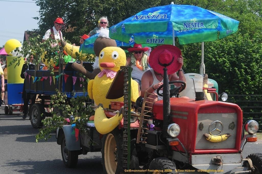 Geißmannsdorf-2026-Festumzug-142 | Festumzug in Geißmannsdorf bei Bischofswerda im Juni 2026. Fotografische Eindrücke und Momentaufnahmen vom Festumzug anläßlich des 800-jährigen Bestehens von Geißmannsdorf - mit Teilnehmern und Gästen, Strohpuppen und geschmückten Vorgärten und Grundstücken - Realisiert mit Pictrs.com