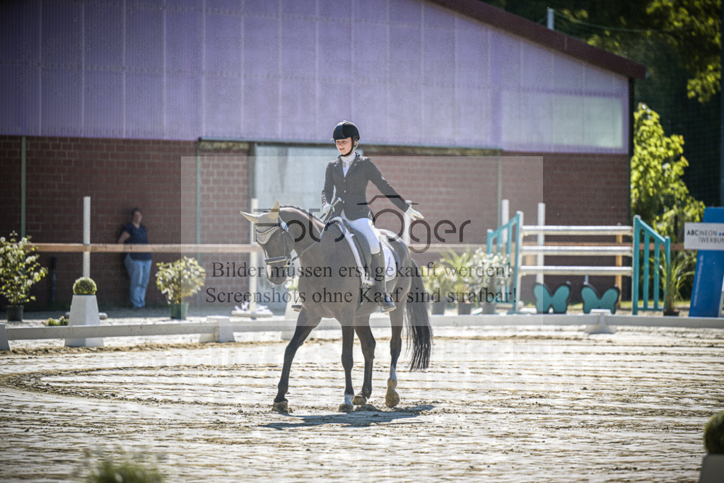 DOS_2250 | Entdecke hochwertige Reitturnierfotos von Foto Oger. Professionell, emotional und authentisch – jetzt Lieblingsmomente im Shop bestellen.Deutschlandweite Turnierfotografie. - Realisiert mit Pictrs.com