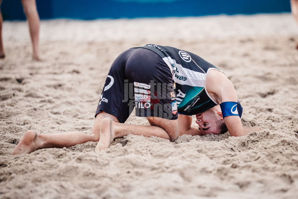 Beachvolleyball | Männer | Deutsche Meisterschaften 2025 Timmendorfer Strand | 05.09.2025 | Tilo Rietschel enttäuscht am Boden