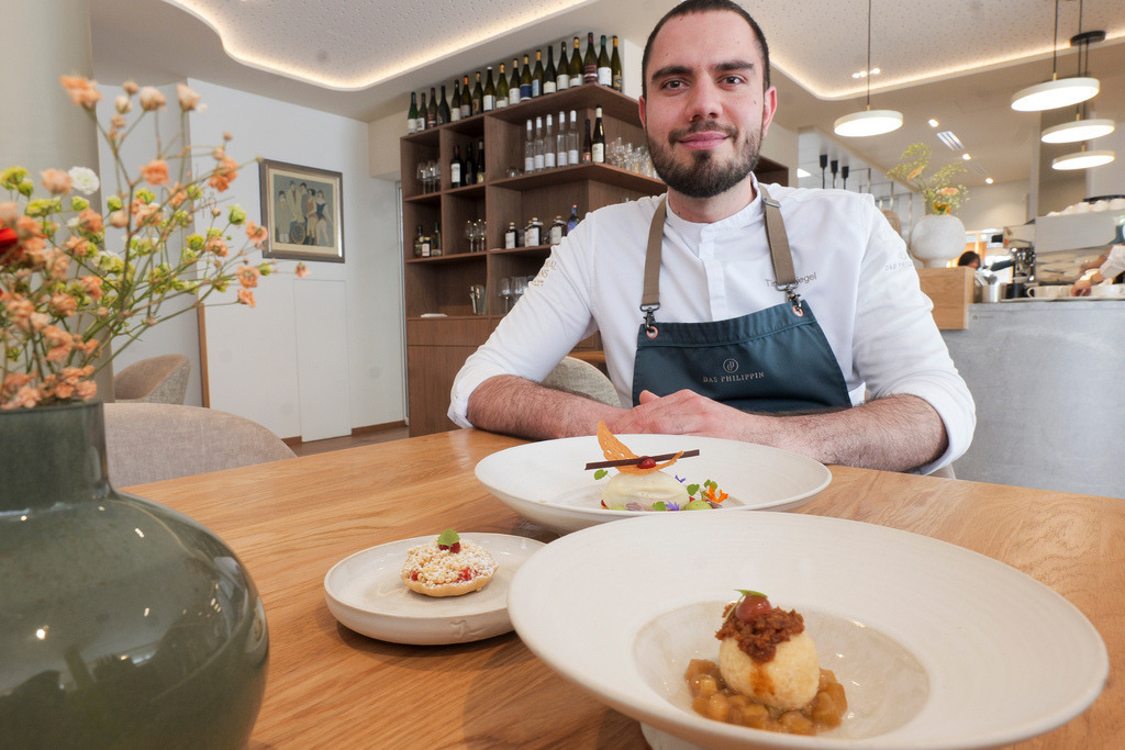 Philippins | Rutesheim - Gastro der Koch Tim Striegel mit den von ihm zubereiteten Speisen in dem kürzlich renovierten Café und der Konditorei Philippins. Im Bild: Grosse Teller: Mandel financier mit basilikum creme, rhabaraba sorbet erdbeere - Mittlere Teller rhabarba ragout mit topfenknödel und vanille Soße - Kleine Teller Erdbeere Tartlette mit Vanille-creme, und weissenschokoladen Streusel - Realisiert mit Pictrs.com