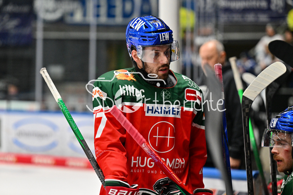 Augsburger Panther - Schwenninger Wild Wings | im Bild Luca TOSTO (Augsburger Panther #77) auf der Bank der Panther / DEL: Augsburger Panther - Schwenninger Wild Wings, Curt Frenzel Stadion am 02.02.2025