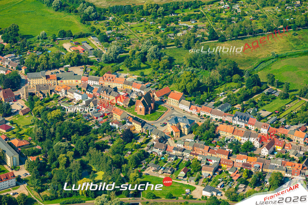 Luftaufnahme Kirche Rathaus Brüel - Die Luftaufnahme wurde 2025 vom UL-Flugzeug heraus erstellt ( ohne Drohne ) - Hochauflösende Luftaufnahme - für professionelle Ausdrucke geeignet. Die Geschenkidee !Mit Lizenz und Bildrechte bestellbar