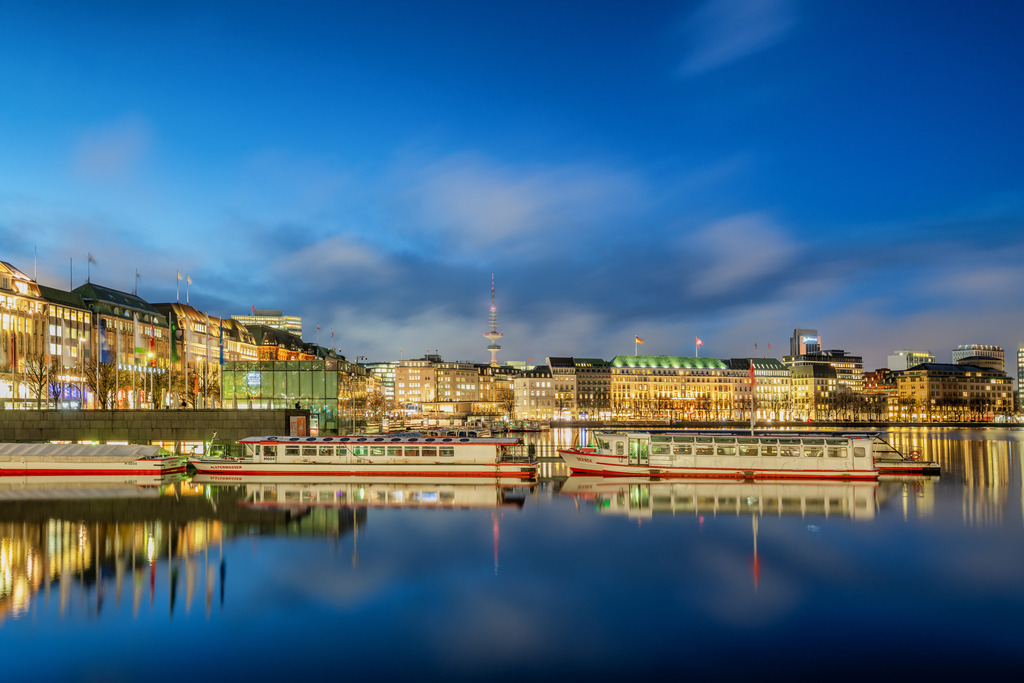 10240140 - Binnenalster und Alsterfähren zur blauen Stunde | Blick über die Binnenalster zur blauen Stunde.