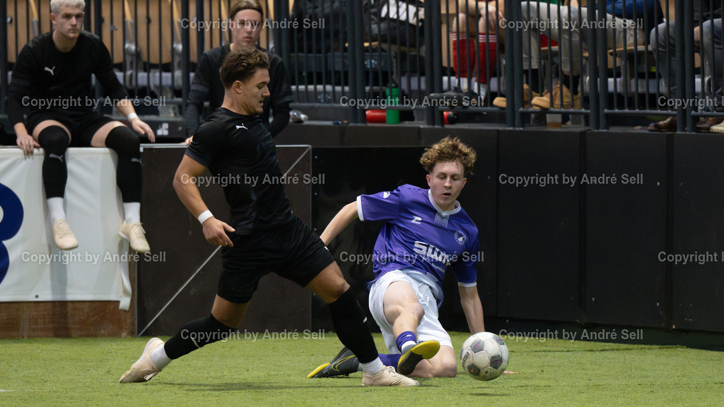 Vorrunde - Gruppe B - SV Wasbek vs VfR Neumünster | Vitali von der Mehden (Wasbek #9) / Matteo Keidel (VfR #9) // 44. RS-Reifenhandel-Cup 2024 / Vorrunde - Gruppe B - SV Wasbek vs VfR Neumünster / Holstenhalle 1 / Neumünster / 26.12.24 - Realisiert mit Pictrs.com
