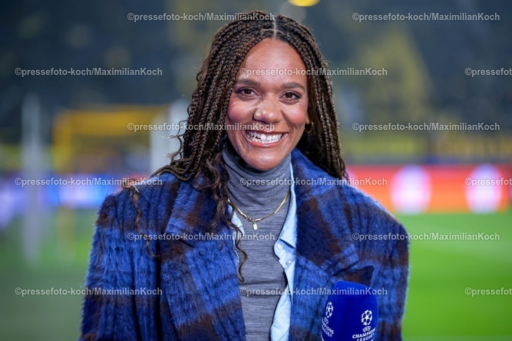 UCL25112501015 | 25.11.2025, Fußball, UEFA Champions League, Borussia Dortmund - FC Villarreal, BVB Stadion, 5. Spieltag, Saison 2025 2026: Moderatorin Cayana Adjei-Freeman (Amazon Prime-Video-Reporterin) lachend Freude  MimikRegulations prohibit any use of photographs as image sequences and or quasi-video.