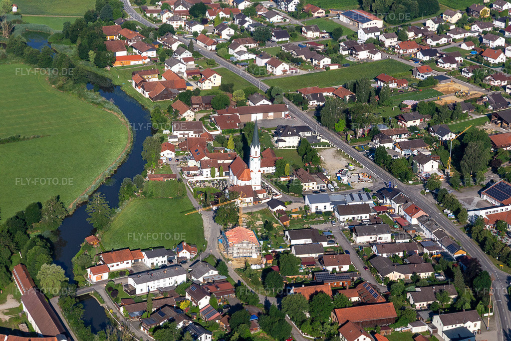 Luftbild: St. Ägidius in Aham im Bundesland Bayern in Deutschland. Foto: IMG_132982.jpg vom 03.07.2022 durch Werner Riehm/FLY-FOTO.deWWW.AHAM.DE