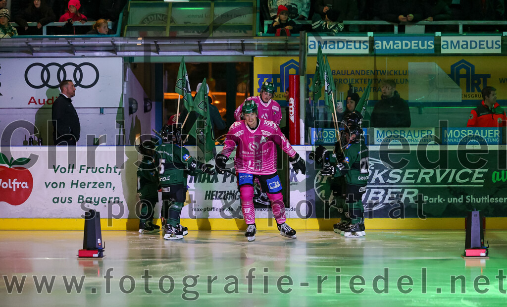 2025-10-24_008_TSV_Erding_gegen_Deggendorfer_SC | Erding, Deutschland, 24.10.2025:Eishockey, Oberliga Süd 2025 / 2026, 11. Spieltag, TSV Erding gegen Deggendorfer SC, Endergebnis: 2:4Elia Ostwald (Erding Gladiators, #17)Foto: Christian Riedel / fotografie-riedel.net