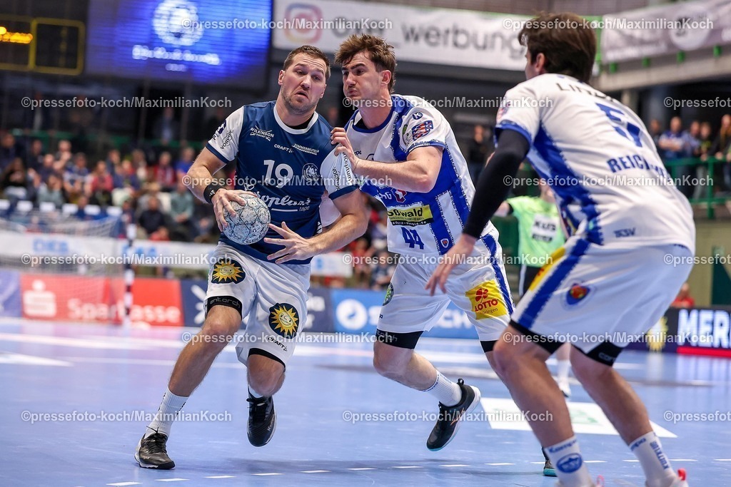 BHC11122501085 | 11.12.2025, Handball, HBL, Bergischer HC - ThSV Eisenach, Unihalle Wuppertal: Tomas Babak (BHC #19) im Zweikampf gegen  Stephan Seitz (Eisenach #44) 