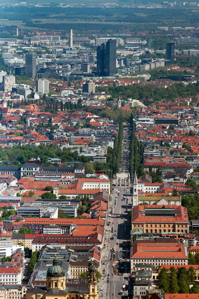 dr__0063939.jpg | MüNCHEN 29.04.2025 Verlauf der Straßenführung der Ludwigstraße und Leopoldstraße mit dem Siegestor und seiner Quadriga in München im Bundesland Bayern, Deutschland. // Street - road guidance of Ludwigstrasse and Leopoldstrasse with dem Siegestor and seiner Quadriga in Munich in the state Bavaria, Germany. Foto: Daniel Reiter