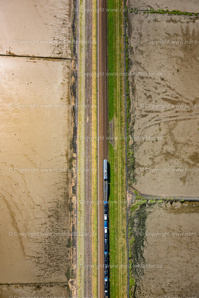 Sylt_Hindenburgdamm_Autozug_Senkrechtaufnahme_Blauer_Zug_ELS_0381130825 | SYLT 21.06.2025 Wattenmeer der Nordsee- Küste am Hindenburgdamm in Sylt im Bundesland Schleswig-Holstein. // Wadden Sea of North Sea Coast on Hindenburgdamm in Sylt in the state Schleswig-Holstein. Foto: Martin Elsen