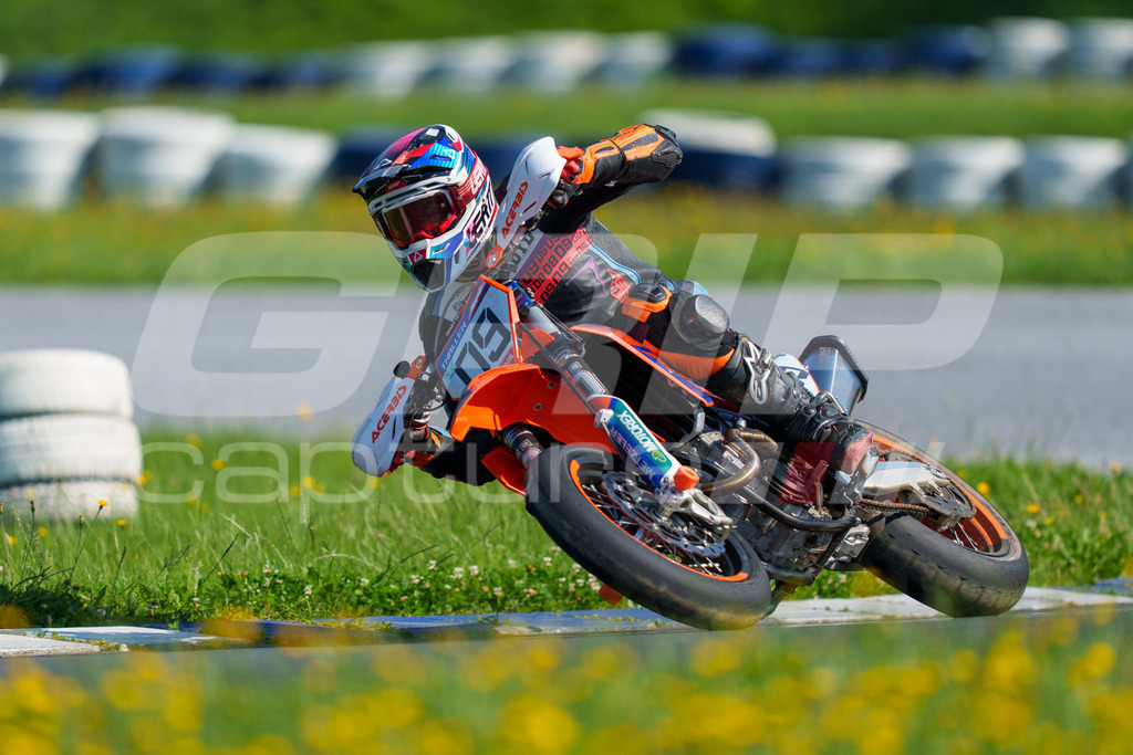SuperMoto_Staatsmeisterschaft_Greinbach_145 | GRIPcapture steht für authentische Sportfotografie in Österreich – für Momente, die mehr sind als Geschwindigkeit oder Ergebnis. Es geht um Emotion, Spannung, Fokus und den Augenblick, der oft nur einen Wimpernschlag dauert.Ob Motorsport, Teamsport oder 