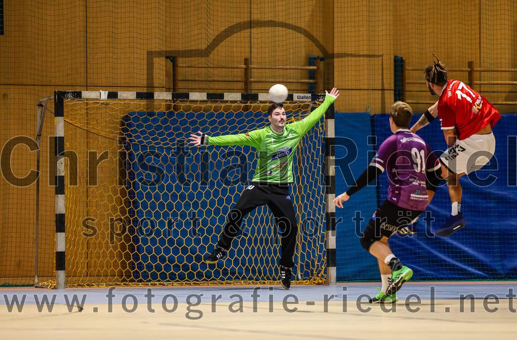 2024-10-20_057_SpVgg_Altenerding_II_gegen_TSV_Taufkirchen-Vils | Erding, Deutschland, 20.10.2024:Handball, Bezirksliga Männer Ost 2024 / 2025, 3. Spieltag, SpVgg Altenerding II gegen TSV Taufkirchen/Vils, Endergebnis: 15:20Torwart Otto Donaubauer (SpVgg Altenerding, #1), Niklas Zech (SpVgg Altenerding, #91), Dion Heydemann (TSV Taufkirchen/Vils, #17)Foto: Christian Riedel / fotografie-riedel.net