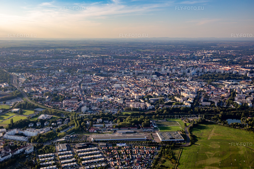 Vue aérienne: Neudorf du sud à le quartier Neudorf Sud Centre Est in Straßburg dans le département Bas Rhin, France. Photo: IMG_137846.jpg prise le 18/08/2023 par Werner Riehm/FLY-FOTO.eu – Résolution de l'original: 5472 x 3648 px