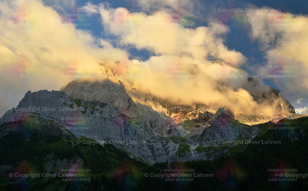 Engelhörner in Wolken | Blick von der Brochhütte im Berner Oberland , auf die Engelhörner , über die gerade Wolken vorbei ziehen die vom Sonnenuntergang Orange gefärbt sind