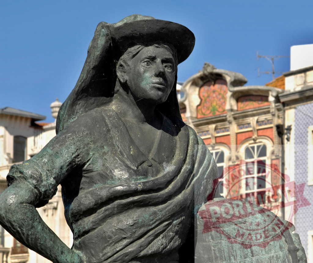 Bronze peasant woman statue in Aveiro Portugal urban street | Bronze statue of a peasant woman wearing traditional clothing in an urban setting - Realisiert mit Pictrs.com