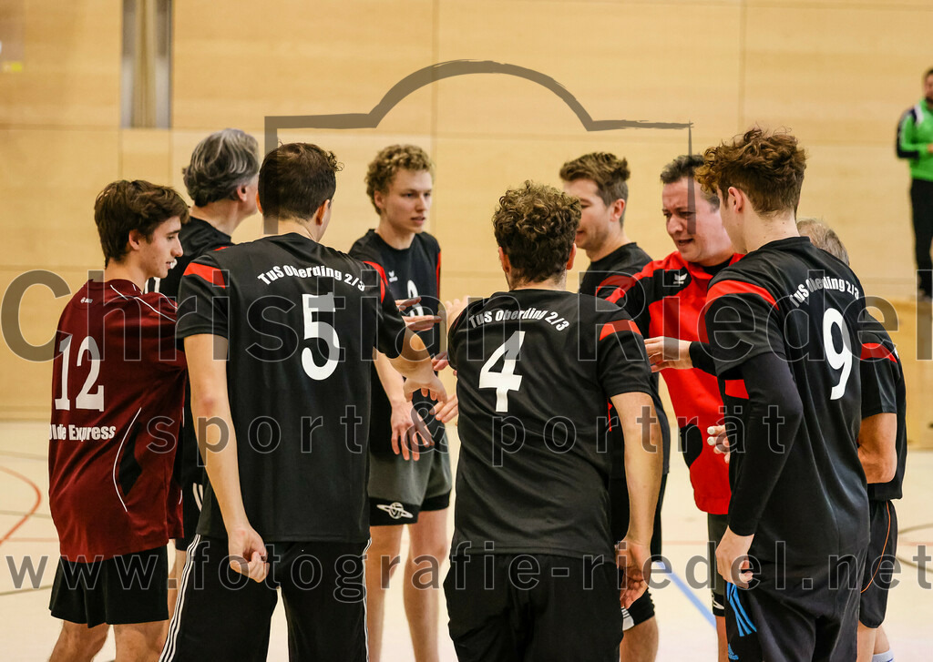 2021-11-27_098_TuS_Oberding_II_gegen_MTV_1881_Ingolstadt_III | Oberding, Deutschland, 27.11.2021:
Volleyball, Kreisliga 2021 / 2022, 5. Spieltag, TuS Oberding II gegen MTV 1881 Ingolstadt III, Endergebnis: 3:2

Lucas John (TuS Oberding, #12), Gregor Bartkowski (TuS Oberding, #11), Corbinian Prell (TuS Oberding, #5), Karl Scholz (TuS Oberding, #3), Hendrik Gerdes (TuS Oberding, #4), Christoph Stegemann (TuS Oberding, #7), Thomas Forster (TuS Oberding, #68), Hayden Lorenz (TuS Oberding, #9), Andreas Ruß (TuS Oberding, #1)

Foto: Christian Riedel / fotografie-riedel.net