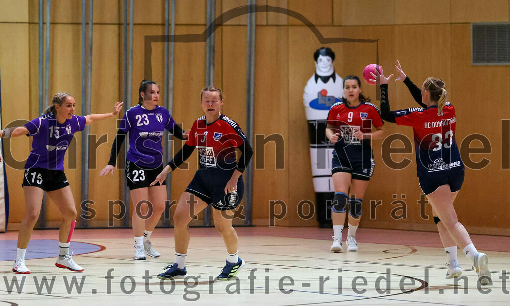 2022-11-19_031_SpVgg_Altenerding_gegen_HC_Donau-Paar | Erding, Deutschland, 19.11.2022:
Handball, Bezirksoberliga Frauen Altbayern 2022 / 2023, 5. Spieltag, SpVgg Altenerding gegen HC Donau/Paar, Endergebnis: 22:33

Lena Prem (SpVgg Altenerding, #15), Johanna Taubmann (SpVgg Altenerding, #23), Pia Dietz (HC Donau/Paar, #3), Franziska Neumeier (HC Donau/Paar, #9), Lisa Günther (HC Donau/Paar, #33)

Foto: Christian Riedel / fotografie-riedel.net