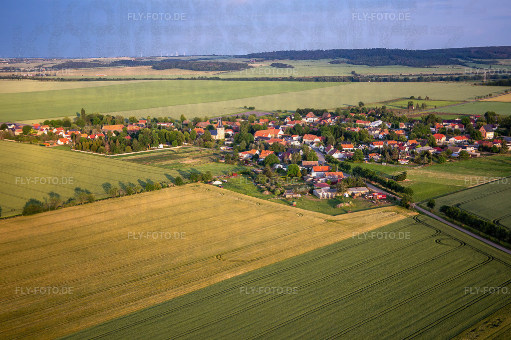Ortsansicht | Luftbild: Ortsansicht im Ortsteil Radisleben in Ballenstedt im Bundesland Sachsen-Anhalt in Deutschland. Foto: IMG_136359.jpg vom 15.06.2023 durch Werner Riehm/FLY-FOTO.de - Realisiert mit Pictrs.com