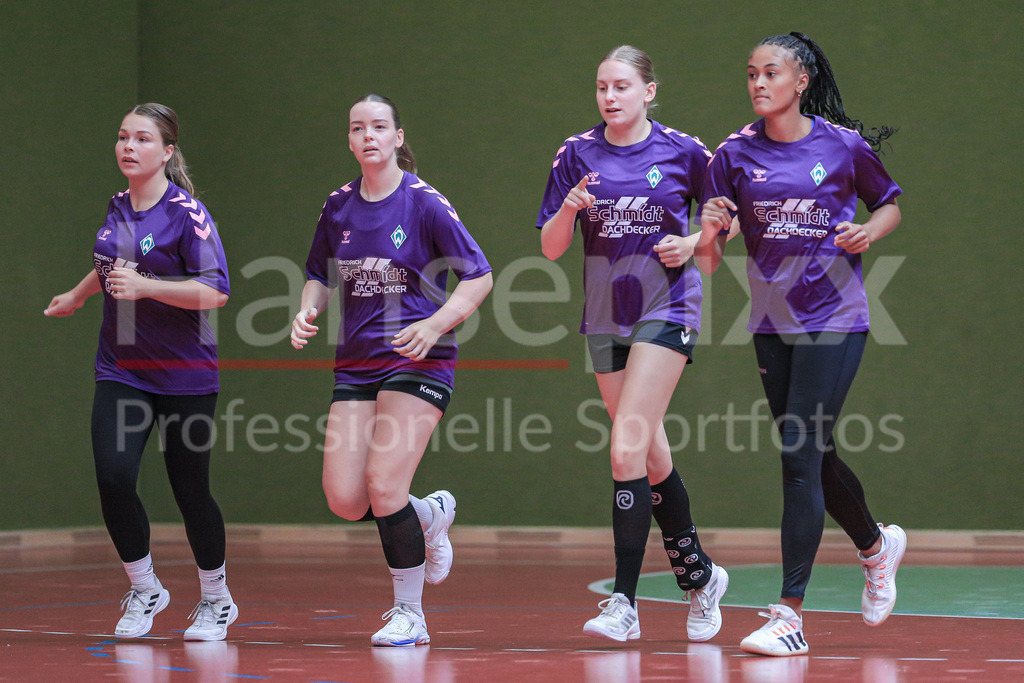 Handball, 2. Bundesliga Frauen, Training SV Werder Bremen | v.li.: Madita Probst (SV Werder Bremen, 10), Mathilda Häberle (SV Werder Bremen, 19), Meike Becker (SV Werder Bremen, 17) und Naomi Conze (SV Werder Bremen, 5) beim Warmlaufen